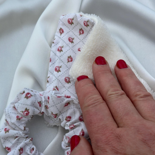 ideia de presente barato e sustentável: toalhetes ecológicos floral e scrunchie