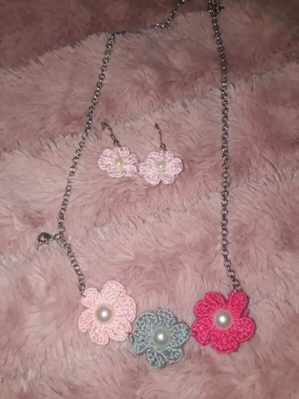 Conjunto colar e brincos em croché