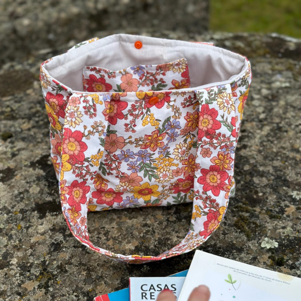 Bolsa acolchoada com padrão floral rosa feita à mão|